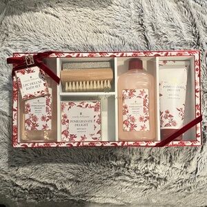 ❄️4 For $20 Wendy Bellissimo 5-piece deluxe pomegranate delight bath set.
